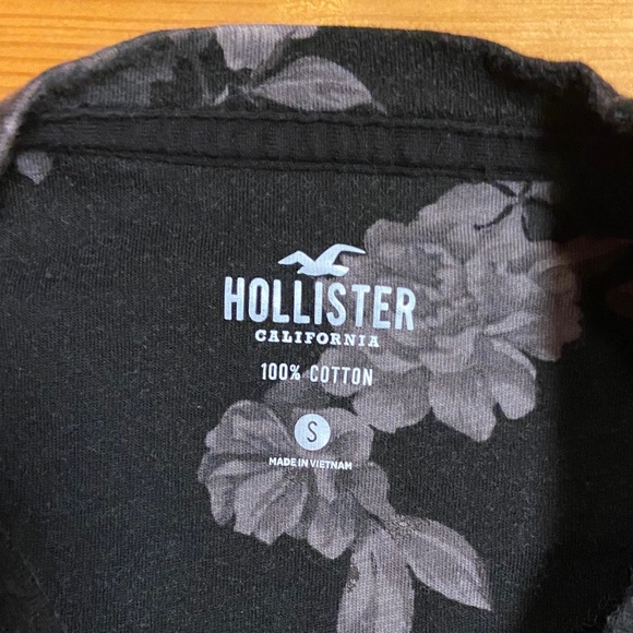 Men’s Hollister Tee - Picture 2 of 2